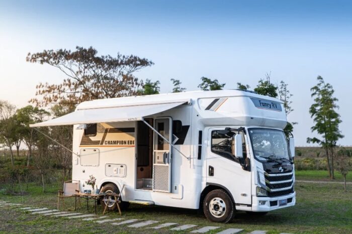 Yuejin Light Truck Class C 6-Seater 5-Berth Pop-Top – RV, Camper, Rental and Travel