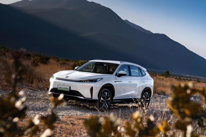 SAIC Motor Roewe D5X DMH Compact SUV – EV, Rental and Road Trip